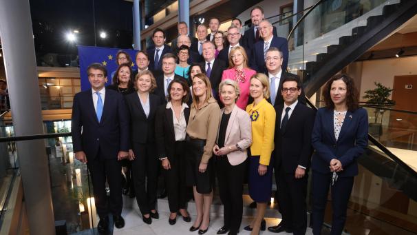 <p>Ursula von der Leyen (vorne 4.v.r), Präsidentin der Europäischen Kommission, steht im EU-Parlament mit den Kommissionsmitgliedern für ein Gruppenbild zusammen.</p>