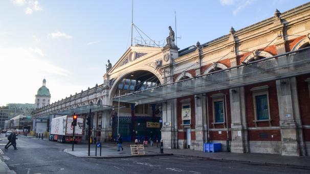 <p>Eine Außenansicht des Smithfield Market</p>