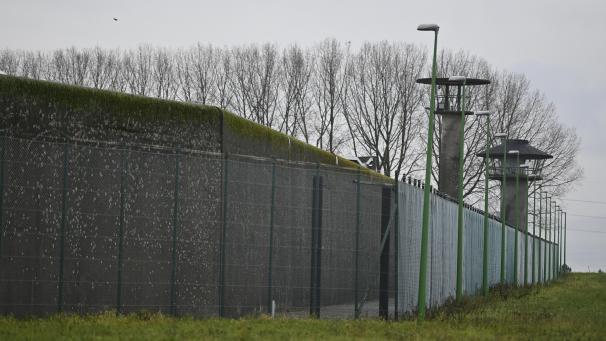 <p>Die Benutzung eines Mobiltelefons im Gefängnis ist verboten. Dennoch werden viele Handys durch Besucher eingeschmuggelt oder über Gefängnismauern (Bild: Lantin) geworfen. So können Häftlinge kriminell aktiv bleiben und Justizbeamte bedrohen.</p>