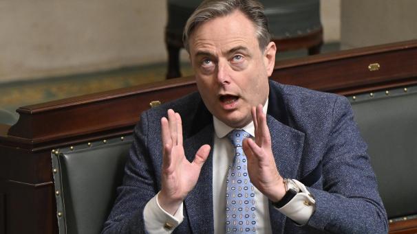 <p>Ein Stoßgebet? Regierungsbildner Bart De Wever hat die Büchse der Pandora wieder geöffnet.</p>