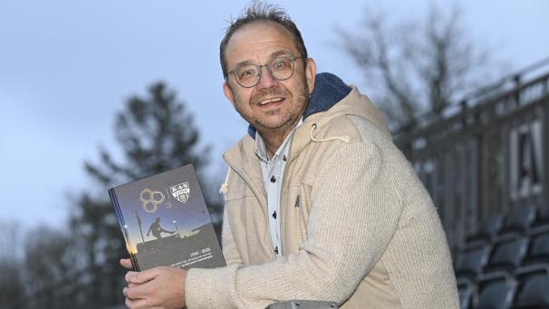 <p>Autor Heinz Gensterblum mit dem Jubiläumsbuch zur AS Eupen: „Die Balance zwischen Tradition und Innovation ist nicht immer einfach, aber ich habe den Eindruck, dass die AS kontinuierlich daran arbeitet, beide Aspekte miteinander zu verbinden.“</p>
