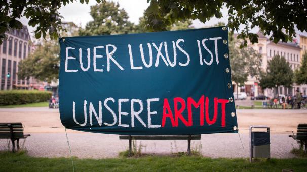 <p>Plakat vor einem Luxushotel in Berlin (Archivbild).</p>
