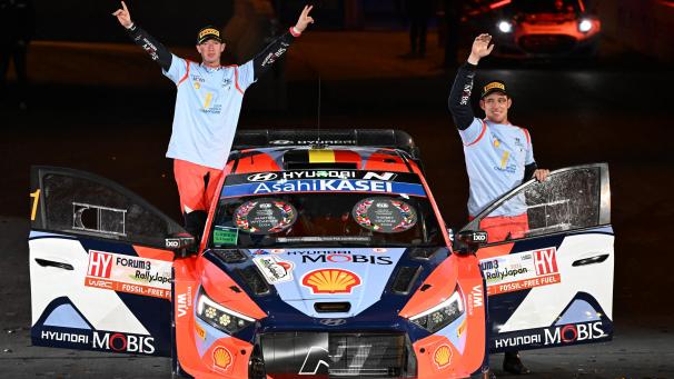 <p>Endlich am Ziel angekommen: Thierry Neuville (r.) und Co-Pilot Martijn Wydaeghe wurden vor knapp einer Woche Weltmeister.</p>