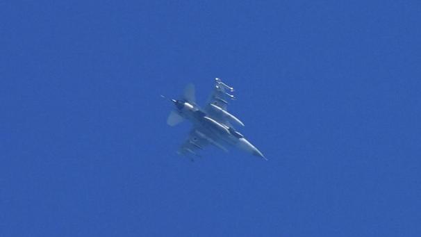 <p>Ein bewaffneter israelischer Kampfjet ist im Norden Israels zu sehen.</p>