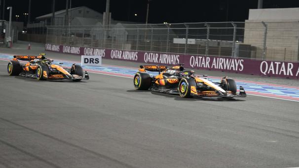 <p>McLaren-Pilot Oscar Piastri aus Australien (r) überquert die Ziellinie, gefolgt von seinem Teamkollegen McLaren-Pilot Lando Norris aus Großbritannien.</p>