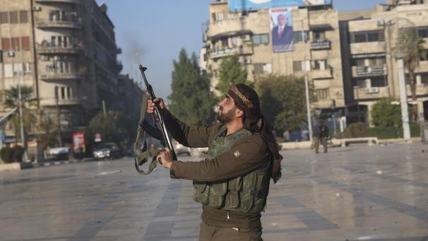 <p>Ein syrischer Oppositionskämpfer schießt in die Luft in der Innenstadt von Aleppo.</p>