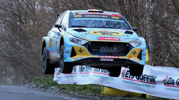 <p>Nur Fliegen ist schöner: Cédric Cherain an der Sprungkuppe in Fays</p>
