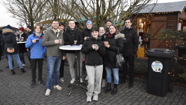 <p>Der Glühwein und die heiße Radermacher-Gin-Kreation schienen den Besuchern geschmeckt zu haben.</p>