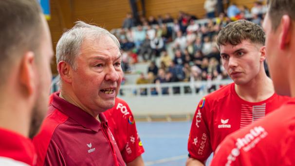 <p>KTSV-Trainer Mariusz Kedziora (links) während einer Auszeit</p>