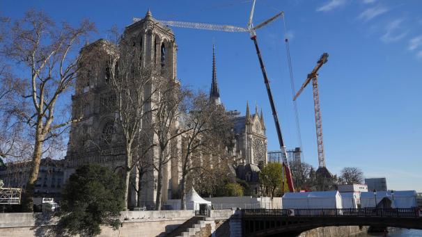 <p>Noch stehen Kräne um die Kathedrale Notre-Dame in Paris. Am 7. Dezember wird sie in einer feierlichen Zeremonie wieder ihre Türen öffnen.</p>