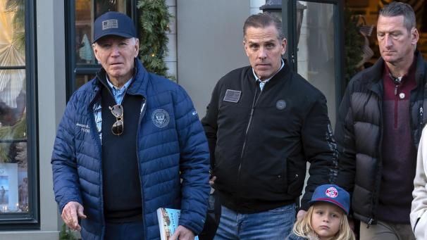 <p>US-Präsident Joe Biden (v.l.n.r.) in Begleitung seines Sohnes Hunter Biden und seines Enkels Beau verlassen ein Buchgeschäft in der Innenstadt von Nantucket, Massachusetts.</p>