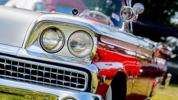<p>Ein US-amerikanischer Oldtimer der Marke Ford stehtauf einer Wiese.</p>
