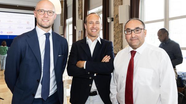 <p>David Leisterh (MR), Christophe De Beukelaer (Les Engages) und Ahmed Laaouej (PS) hatten sich relativ schnell nach den Wahlen auf eine Koalition auf frankofoner Seite in der Region Brüssel geeinigt.</p>