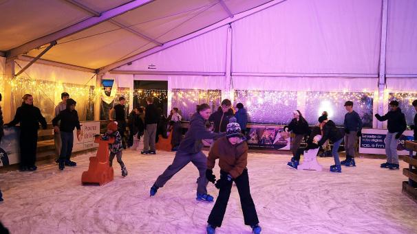 <p>Während fünf Wochen sorgt die Eisbahn auf dem Albertplatz für Wintervergnügen.</p>