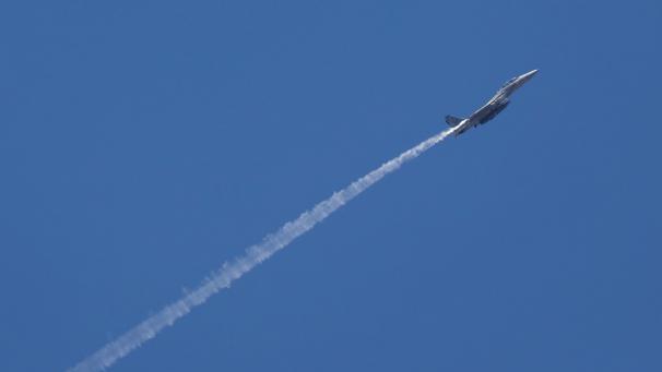 <p>Ein israelischer Kampfjet von einem Luftwaffenstützpunkt in Zentralisrael aus gesehen</p>