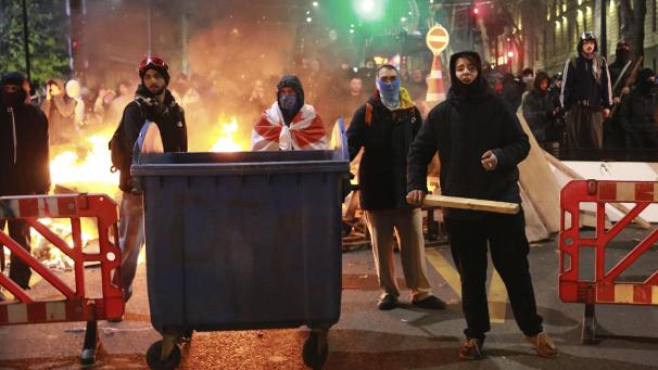 <p>Demonstranten stehen am frühen Dienstag in Tiflis an einer Barrikade während der Proteste gegen die Entscheidung der Regierung, die Verhandlungen über den Beitritt zur Europäischen Union auszusetzen.</p>