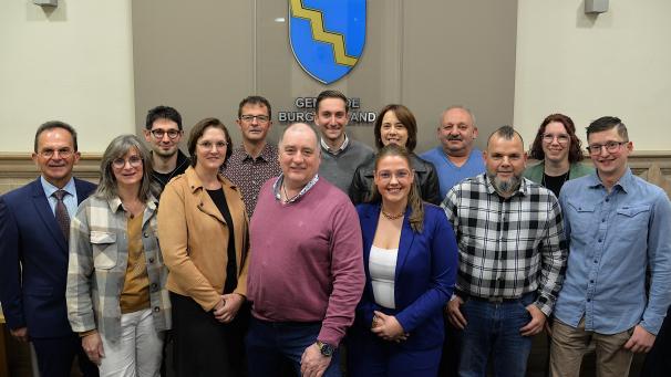 <p>Die 13 Ratsmitglieder der Gemeinde Burg-Reuland beim Gruppenbild nach ihrer Vereidigung</p>