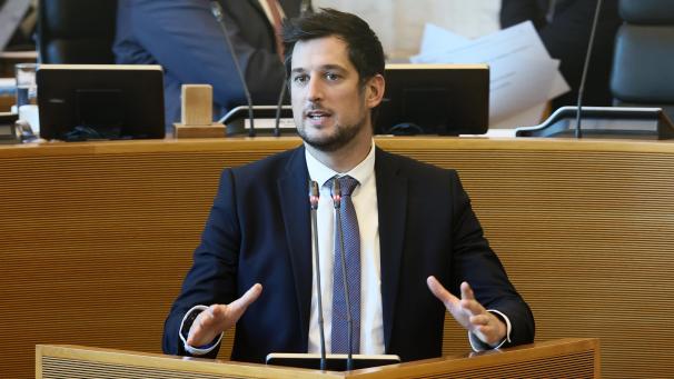 <p>Adrien Dolimont im wallonischen Regionalparlament in Namur</p>