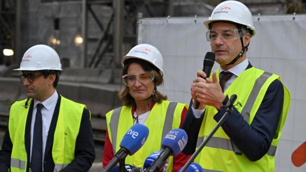 <p>Premier Alexander De Croo sowie die EU-Kommissare Teresa Ribera und Stéphane Séjourné (v.r.n.l.)</p>