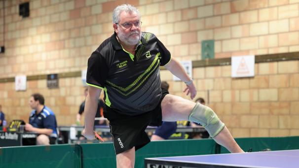 <p>Akrobatisch schön: Roland Derwall bei den Ostbelgischen Tischtennismeisterschaften im Februar 2024</p>