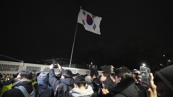 <p>Menschen versuchen, die Nationalversammlung zu betreten. Der Präsident Südkoreas hat das Kriegsrecht ausgerufen. In einer live ausgestrahlten Rede beschuldigte er die Opposition des Landes, mit Nordkorea zu sympathisieren.</p>