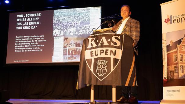 <p>Heinz Gensterblum, ehemaliger GrenzEcho-Journalist und heute Geschäftsführer der „Alternative“, stellte das Buch zum 80-jährigen der AS Eupen vor.</p>