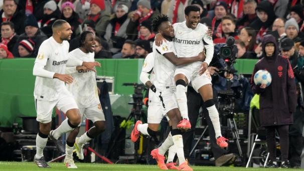 <p>Leverkusens Nathan Tella (rechts) wirft die Bayern aus dem DFB-Pokal.</p>