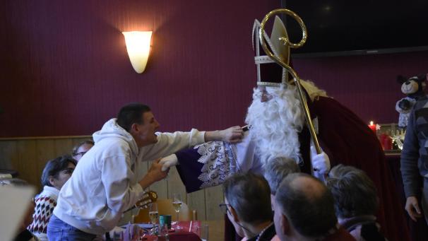 <p>Die Gäste freuten sich so sehr über den Besuch, dass auch die ein oder andere Träne floss.</p>