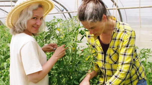 <p>Line Lerho (rechts) und Stefanie Rösner haben hiesige Höfe besucht und Gespräche mit den Landwirten geführt.</p>