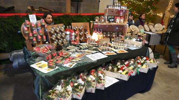 <p>Weihnachtsmarkt in Lengeler: Das Geschehen dreht sich um die urige Scheune von Helmut Veiders. Der Markt öffnet am Samstag um 16 Uhr und am Sonntag bereits um 10 Uhr seine Pforten.</p>