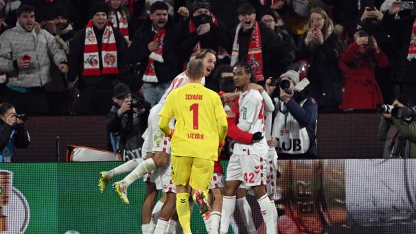 <p>Köln zieht dank des späten Elfmetertors ins Pokalviertelfinale ein.</p>