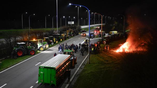 <p>Die Bauern haben unter anderem auf der E40-Autobahn in Welkenraedt Stellung bezogen.</p>