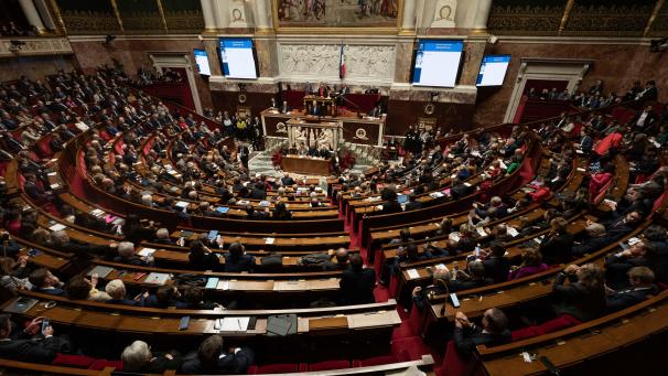 <p>Die Abgeordneten der französischen Nationalversammlung stimmten am Mittwochabend für ein Misstrauensvotum und zwangen den französischen Premierminister Barnier zum Rücktritt und seine Regierung zum Zusammenbruch.</p>