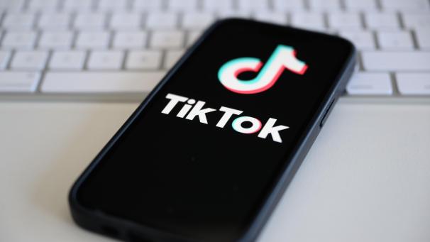 <p>Auf einem Smartphone wird das Logo der Kurzvideo-Plattform TikTok angezeigt.</p>