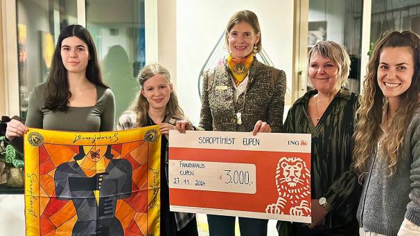 <p>Die limitierte Erstauflage des Seidentuchs ist ausverkauft und brachte einen Erlös in Höhe von 3.000 Euro. Dieser wurde an das Frauenhaus gespendet.</p>