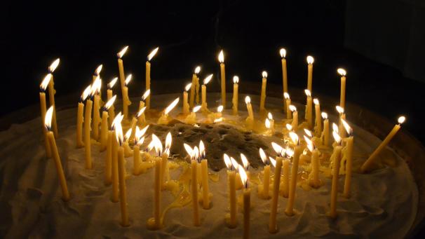<p>Seit 2007 gedenken betroffene Angehörige jedes Jahr Anfang Dezember in der Pfarrkirche von Iveldingen ihrer verstorbenen Kinder.</p>