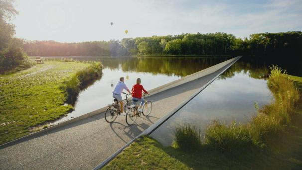 <p>In Bokrijk, in der belgischen Provinz Limburg, kann man durchs Wasser radeln.</p>