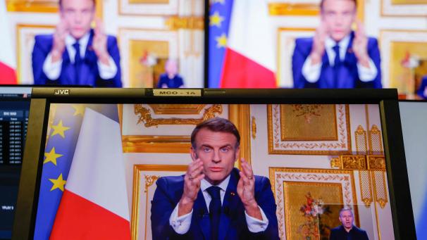 <p>Der französische Präsident Emmanuel Macron ist auf Monitoren in einem Kontrollraum im AFP-Hauptquartier zu sehen, als er sich während einer Fernsehübertragung aus dem Elysee-Palast an die Nation wendet.</p>