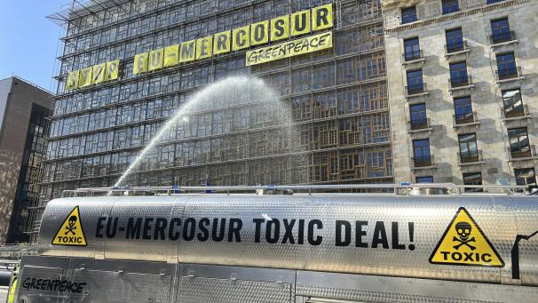 <p>Mercosur steht in der Kritik: Ein Greenpeace-Aktivist sprüht am Rande eines Treffens der EU-Handelsminister im Jahr 2023 Wasser in Richtung des Gebäudes des Europäischen Rates, um Pestizidspritzer zu simulieren.</p>