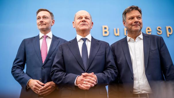 <p>Olaf Scholz (SPD, Mitte), Robert Habeck (Bündnis 90/Die Grünen, rechts),und Christian Lindner (FDP, links) waren die Basisder „Ampel“.</p>
