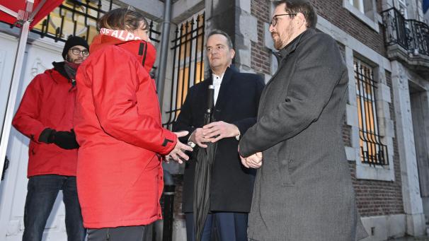 <p>CGSP-Regionalsekretärin Laurie Van Isacker (links) am Freitagmorgen in der Gospertstraße 42 im Gespräch mit Ministerpräsident Oliver Paasch und Bildungsminister Jérôme Franssen</p>