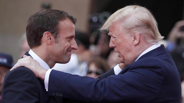<p>Donald Trump legt Emmanuel Macron bei einer Gedenkveranstaltung zum 75. Jahrestags des D-Day die Hände auf die Schulter. Trump wird an diesem Wochenende anlässlich der feierlichen Wiedereröffnung der Kathedrale Notre-Dame in Paris erwartet. Das Bild entstand im Jahr 2019.</p>