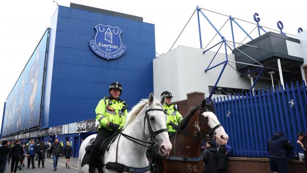 <p>Zwei Polizisten reiten vor dem Spiel am Goodison Park vorbei. Wegen eines schweren Sturms ist das Lokalderby Everton gegen Liverpool in der englischen Premier League abgesagt worden.</p>