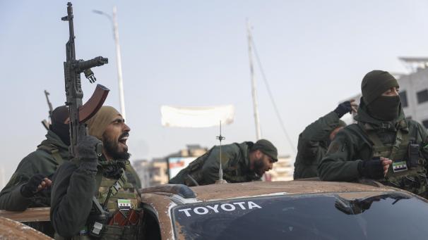 <p>Syrische Oppositionskämpfer fahren nach der Übernahme der Stadt Hama durch die Straßen.</p>