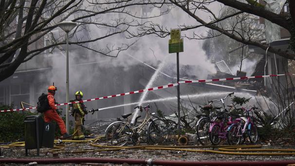 <p>Feuerwehrleute arbeiten nach der Explosion in einem Wohnblock.</p>