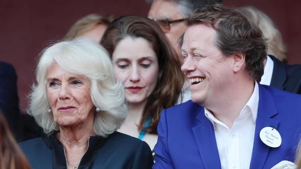 <p>Königin Camilla und Tom Parker Bowles beim Queen's Reading Room Literary Festival im Hampton Court Palace.</p>