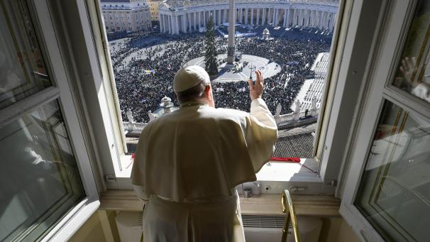 <p>Papst Franziskus erteilt den Gläubigen während des Angelusgebets auf dem Petersplatz im Vatikan seinen Segen.</p>