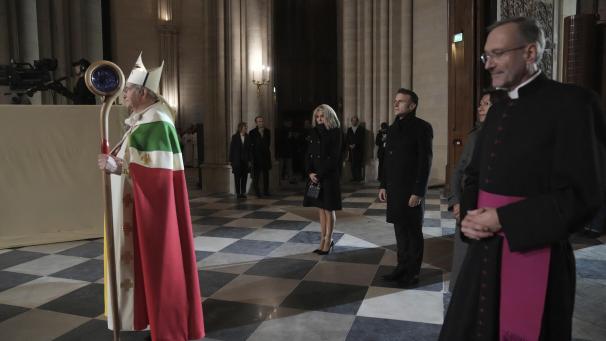 <p>Der Pariser Erzbischof Laurent Ulrich (l) betritt die Kathedrale Notre Dame, gefolgt vom französischen Präsidenten Emmanuel Macron und seiner Frau Brigitte Macron, als Frankreichs ikonische Kathedrale zum ersten Mal seit einem verheerenden Brand, der das 861 Jahre alte Wahrzeichen im Jahr 2019 fast zerstört hätte, offiziell wiedereröffnet wird.</p>