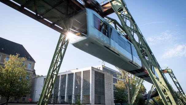 <p>Eine Schwebebahn fährt am Justizzentrum in Wuppertal vorbei: Der spektakuläre Erpressungsversuch gegen die Familie von Ex-Formel-1-Weltmeister Michael Schumacher wird ab Dienstag in Wuppertal vor Gericht aufgerollt.</p>