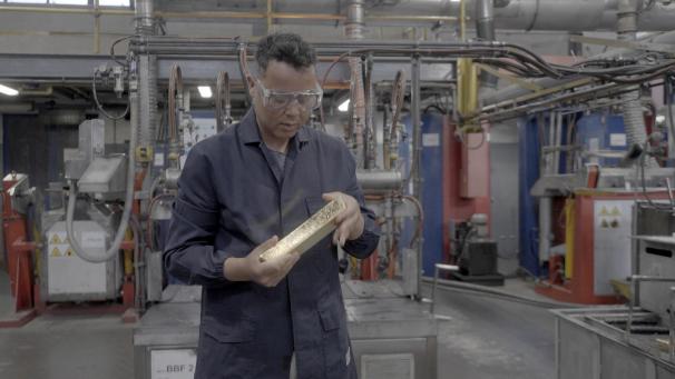 <p>Autor Dave Leins mit einem Goldbarren in einer Szene des Films „Die Schweiz und das Gold“. Der Dokumentarfilm läuft am 10. Dezember bei 3sat.</p>